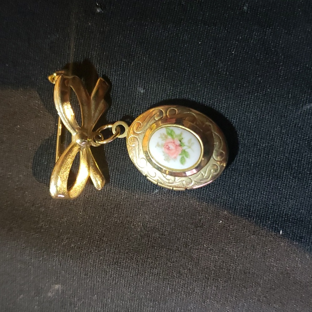 Vimtage porcelain gold plated locket brooch